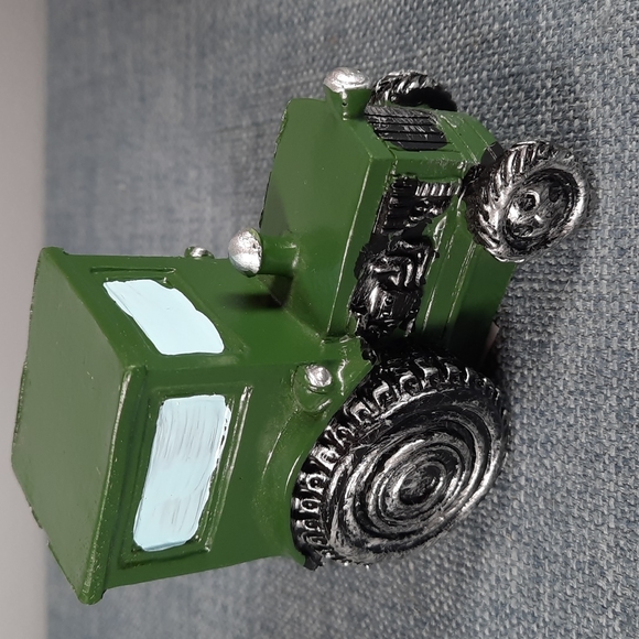 Fairy Garden Barn Tractor Set Metal Resin Indoor Outdoor Imagination Playtime - Picture 4 of 16